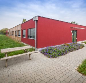 Rotes Containergebäude, das als Wohnunterkunft dient von außen