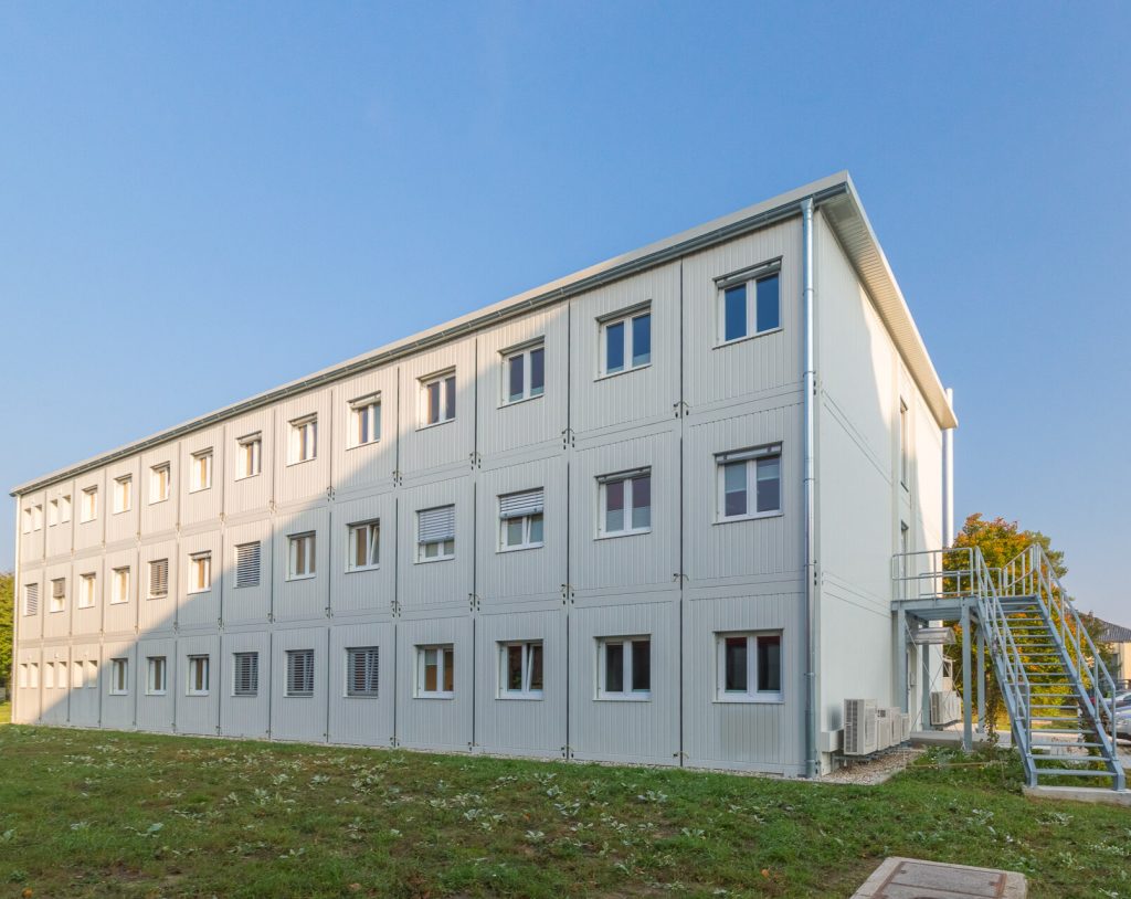 Aufnahme eines weißen Containergebäudes von außen