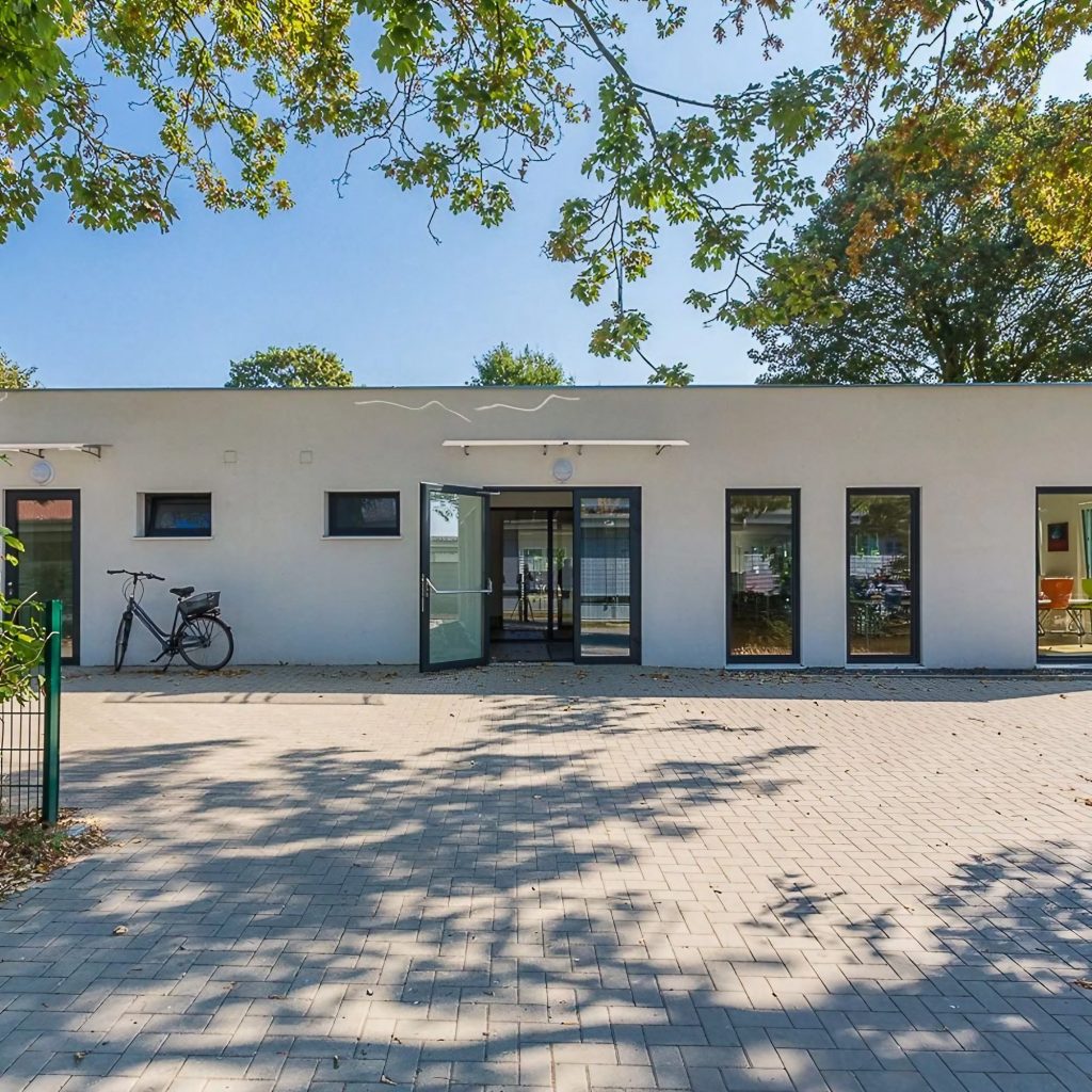 Aufnahme einer Schule als Containermodul von außen