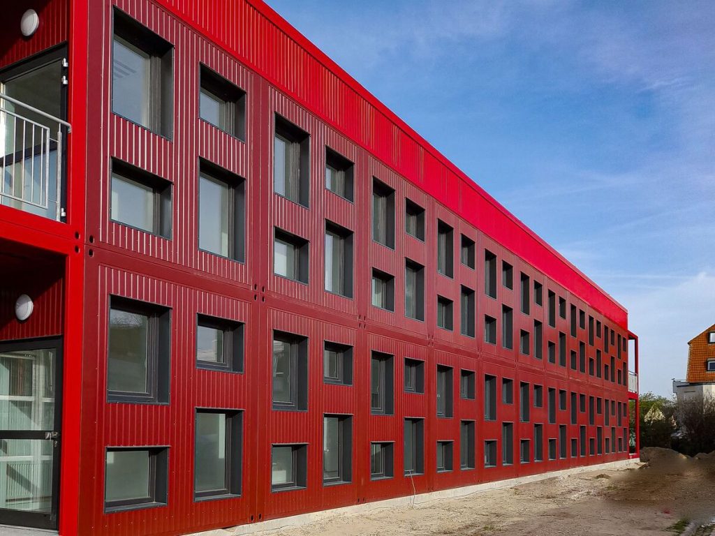 Aufnahme der Containermodule einer zweigeschossigen Schule in Helmstedt