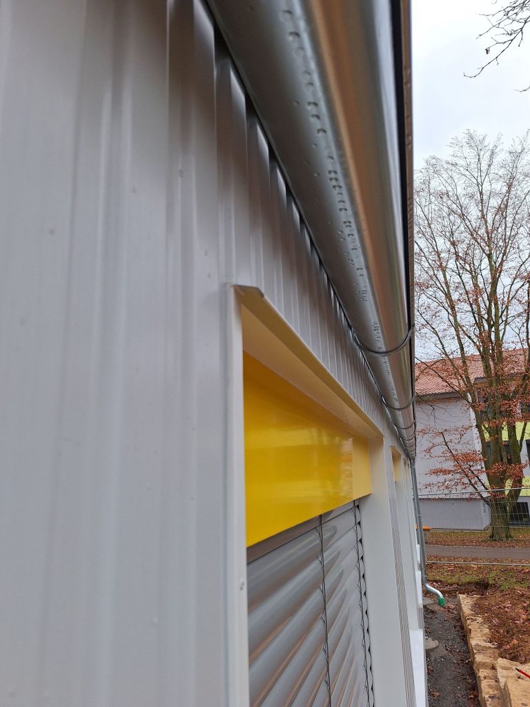Aufnahme der Rollladen am Containermodul des am Tausgymnasium in Backnang von außen
