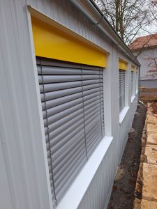 Aufnahme der Rollladen am Containermodul des am Tausgymnasium in Backnang von außen