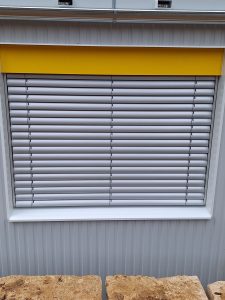 Aufnahme der Rollladen am Containermodul des am Tausgymnasium in Backnang von außen
