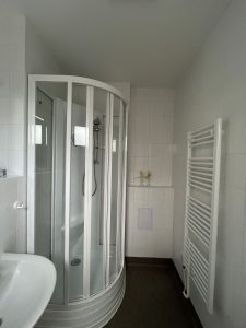 Aufnahme eines Badezimmers in der Flüchtlingsunterkunft in Warendorf von innen