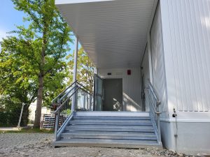 Aufnahme des Eingangsbereichs der Modulbau-Schule in Metzingen von außen