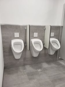 Aufnahme des Sanitärbereichs der Modulbau-Schule in Metzingen von innen
