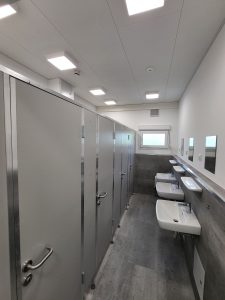 Aufnahme des Sanitärbereichs der Modulbau-Schule in Metzingen von innen