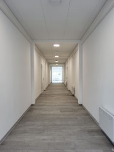 Aufnahme eines Flurs der Modulbau-Schule in Metzingen von innen