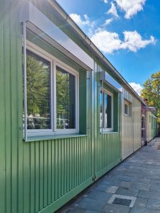 Aufnahme der Modulbau-Schule im Schwentinental von außen