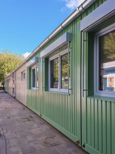 Aufnahme der Modulbau-Schule im Schwentinental von außen