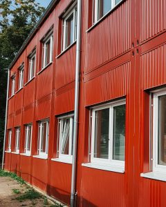 Nahaufnahme der roten Fassade an der Alexander von Humboldt Schule Rheine