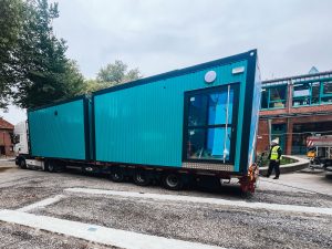 Anlieferung der ersten Module per LKW an der Schule in Herne