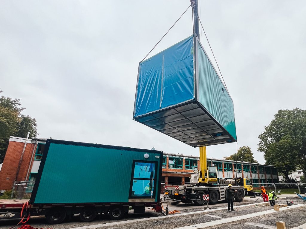 Anlieferung und Abladung der ersten Module für die Schule in Herne