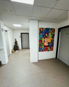 Aufnahme eines Flurs in einer Modulbau-Erweiterung einer Grundschule in Herne von innen