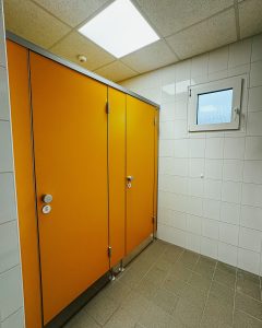 Aufnahme einer Sanitäranlage in einer Modulbau-Erweiterung einer Grundschule in Herne von innen