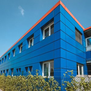 Blaues Containergebäude, das als Büro oder zur Verwaltung dient, fotografiert von außen