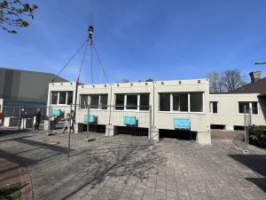 Aufstellung der Container für die Schule Holdorf