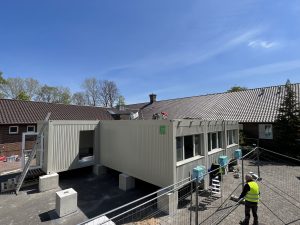 Aufstellung der Container für die Schule Holdorf