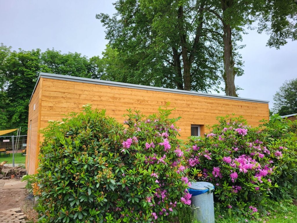 Aufnahme des Sanitärcontainers in Thalheim von außen