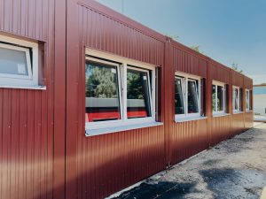 Nahaufnahme der Modulbau-Schule in Rheine von außen