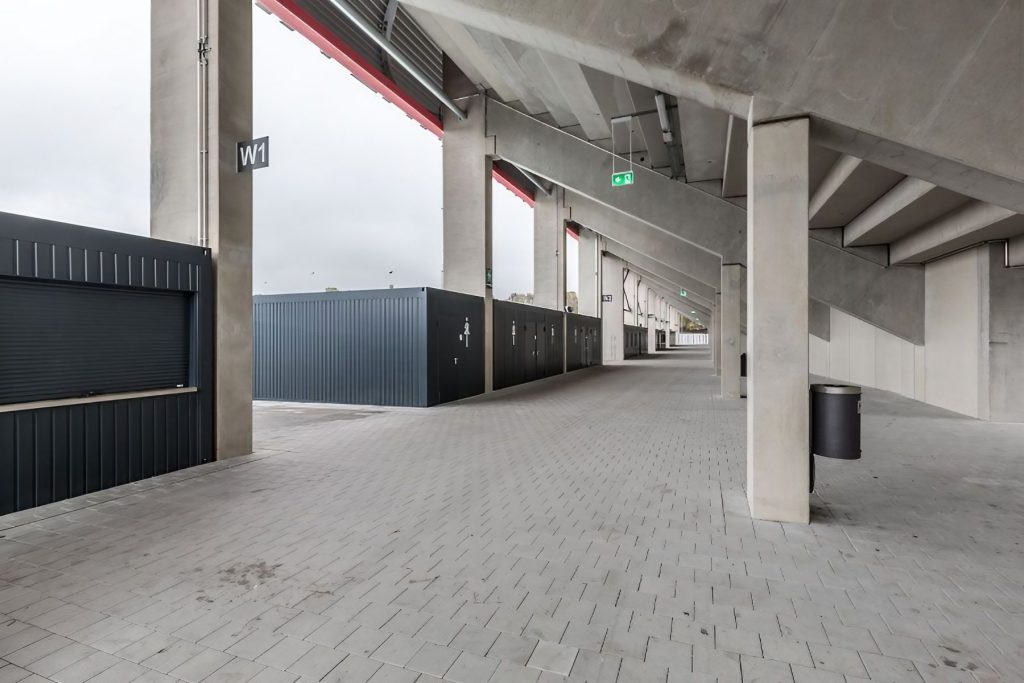 Aufnahme der Sanitärcontainer der Arena Regensburg von außen