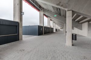 Aufnahme der Sanitärcontainer der Arena Regensburg von außen