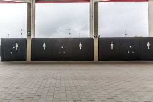 Aufnahme der Sanitärcontainer der Arena Regensburg von außen