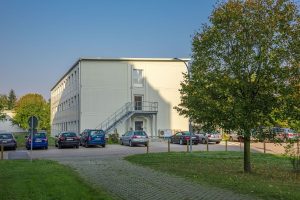 Aufnahme eines weißen Containergebäudes von außen