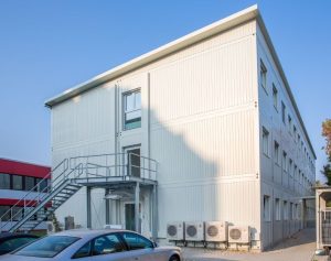 Aufnahme eines weißen Containergebäudes von außen