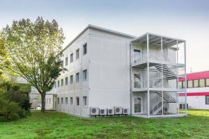 Aufnahme eines weißen Containergebäudes von außen