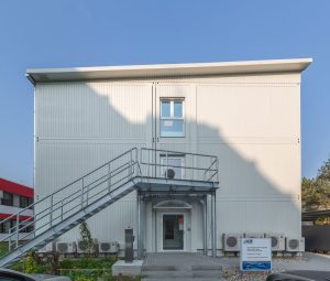 Aufnahme eines weißen Containergebäudes von außen