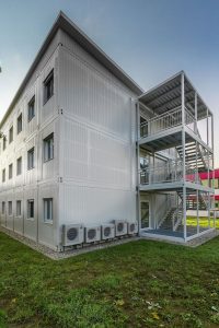 Aufnahme eines weißen Containergebäudes von außen