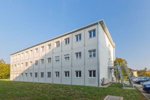 Aufnahme eines weißen Containergebäudes von außen