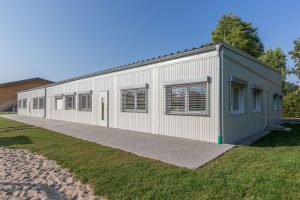 Heller Kindertagesstättencontainer von außen