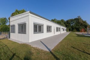 Heller Kindertagesstättencontainer von außen