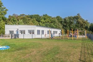 Heller Kindertagesstättencontainer von außen