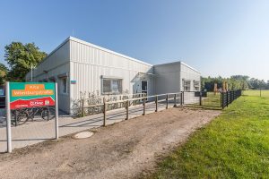 Heller Kindertagesstättencontainer von außen