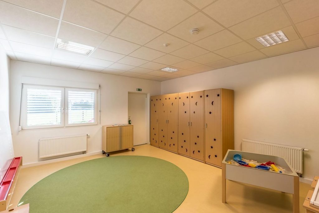 Innenaufnahme eines Kindertagesstättencontainers zeigt einen der Aufenthaltsräume der Kinder