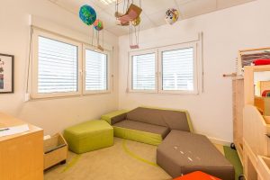 Räumlichkeiten eines Kindertagesstättencontainers von innen