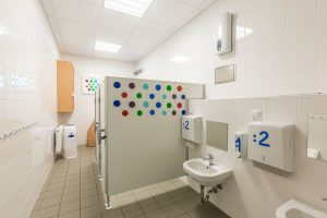 Sanitäranlage eines Kindertagesstättencontainers von innen