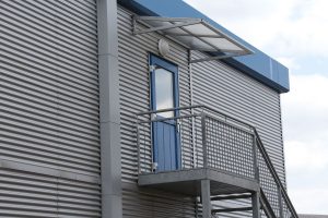 Aufnahme eines grauen Containergebäudes von außen