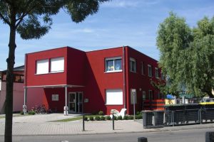 Aufnahme von einem roten Containergebäude, das als Wohnunterkunft dient, von außen