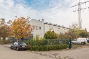 Aufnahme von einem Containergebäude, das als Wohnunterkunft dient, von außen