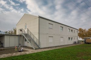 Aufnahme von einem Containergebäude, das als Wohnunterkunft dient, von außen