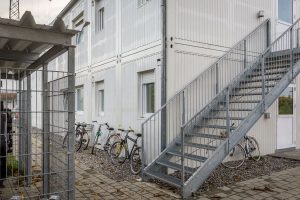 Aufnahme einer Treppe von einem Containergebäude, das als Wohnunterkunft dient, von außen