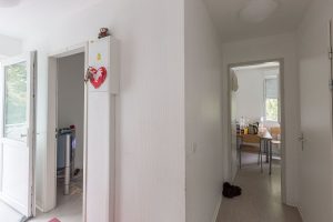 Aufnahme von einer Räumlichkeit in einem Containergebäude, das als Wohnunterkunft dient, von innen