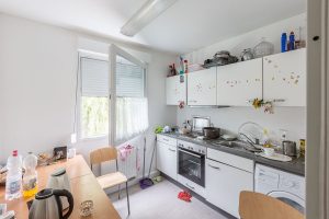 Aufnahme einer Küchennische von einer Räumlichkeit in einem Containergebäude, das als Wohnunterkunft dient, von innen