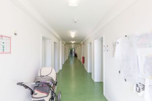 Aufnahme von einem Containergebäude, das als Wohnunterkunft dient, von innen