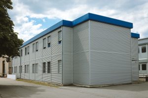 Aufnahme eines grauen Containergebäudes von außen