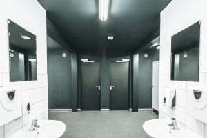 Aufnahme eines Sanitärcontainers der Arena Regensburg von innen